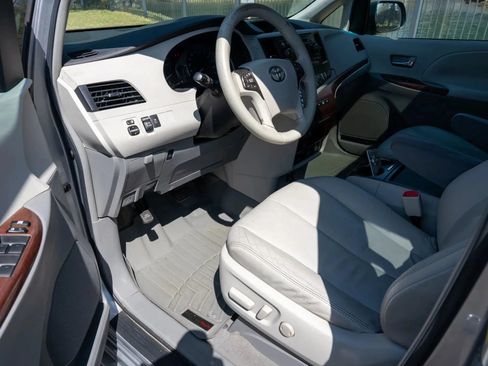 Used 2011 Toyota Sienna XLE w/ Entertainment Pkg FWD image 10