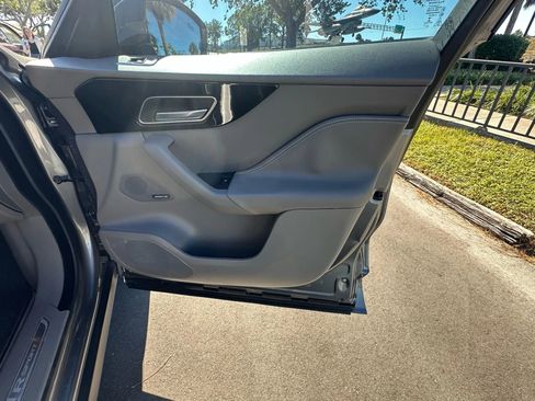 Used 2018 Jaguar F-PACE R-Sport image 27