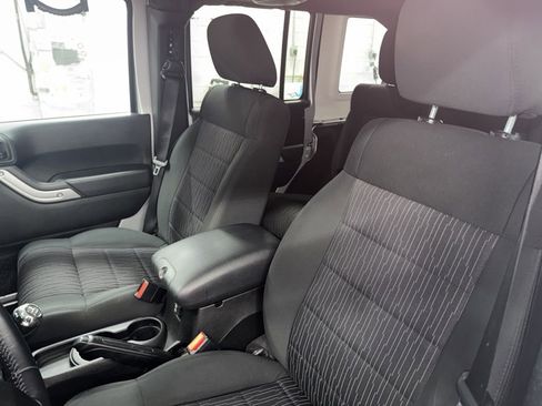 Used 2012 Jeep Wrangler Unlimited Sahara image 37