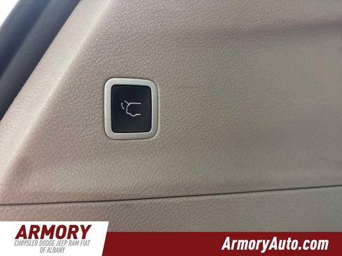 Used 2023 Chrysler Pacifica Touring-L image 33