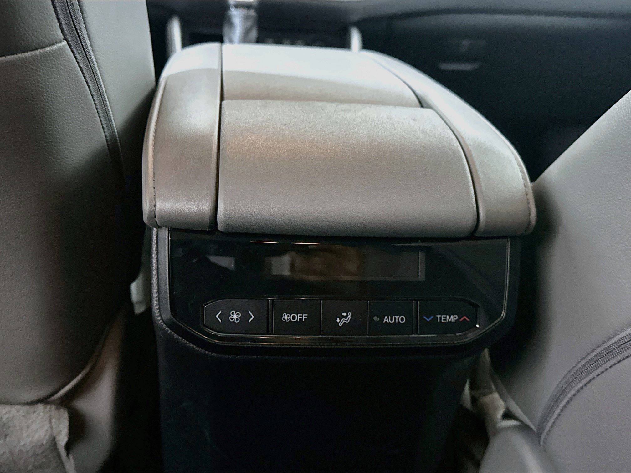 Used 2023 Toyota Highlander XLE FWD image 26