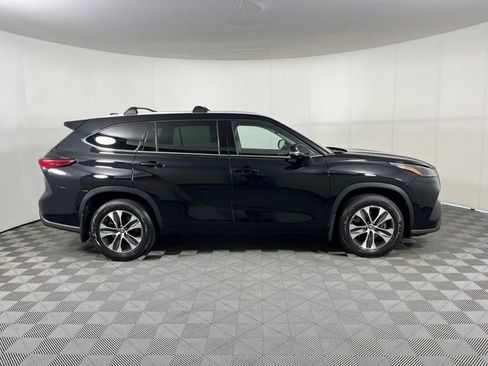 Used 2022 Toyota Highlander XLE AWD/4WD image 8