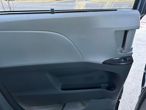 Used 2016 Toyota Sienna XLE Premium image 25