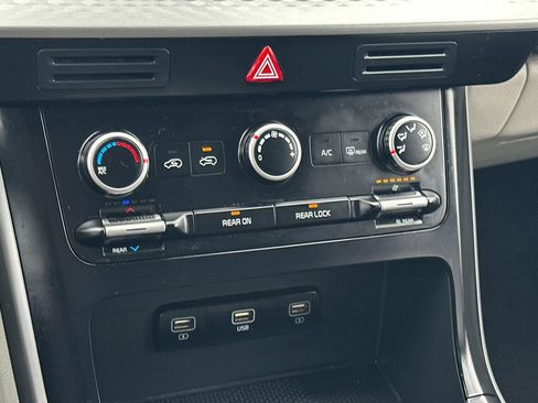 Used 2022 Kia Carnival LX image 20