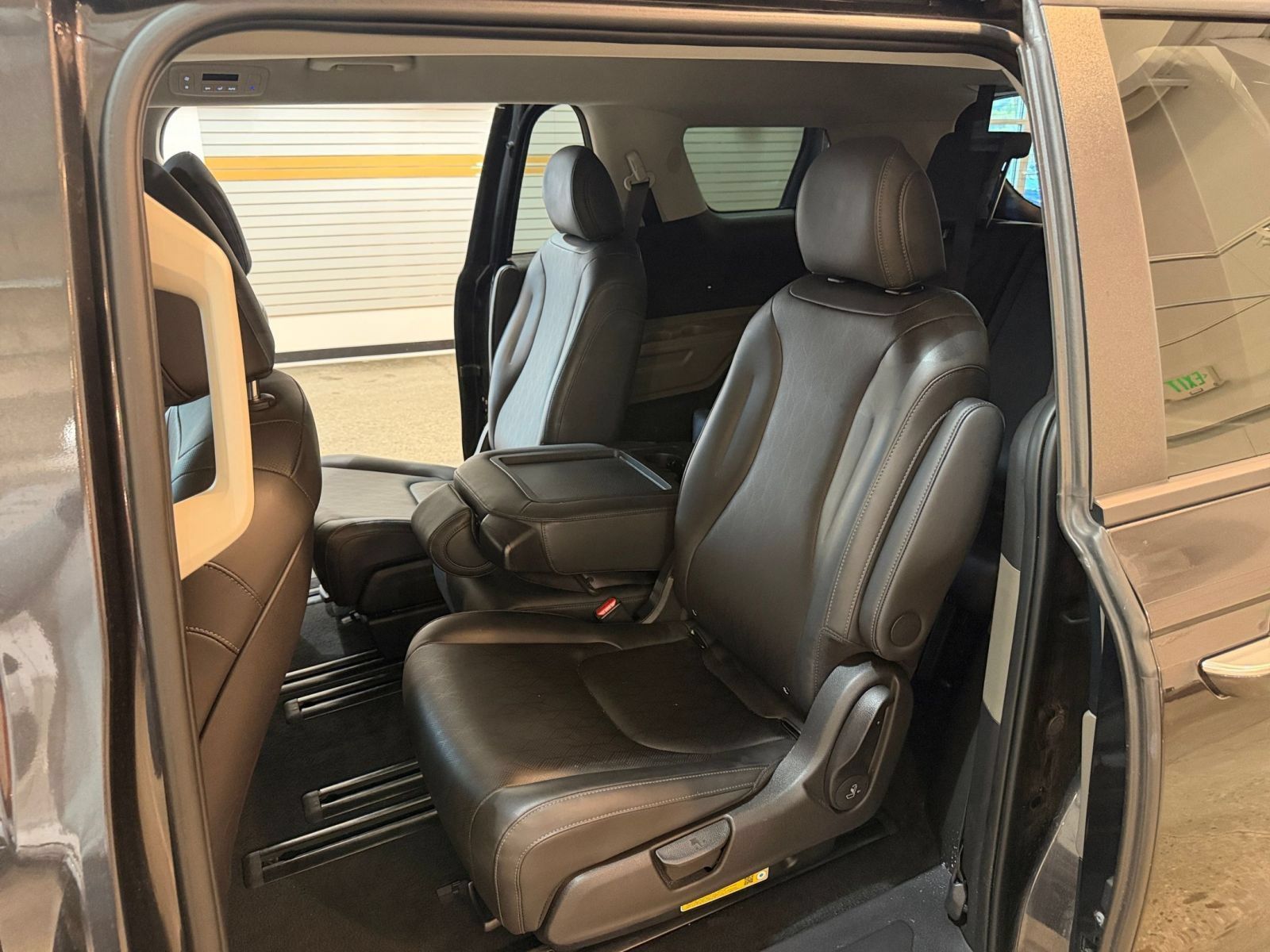 Used 2026 Kia Carnival FWD image 41