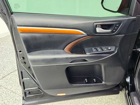 Used 2018 Toyota Highlander Limited image 13