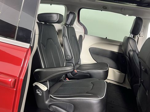 Certified 2024 Chrysler Pacifica Limited image 29