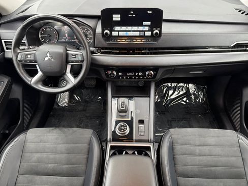 Used 2024 Mitsubishi Outlander SE image 3