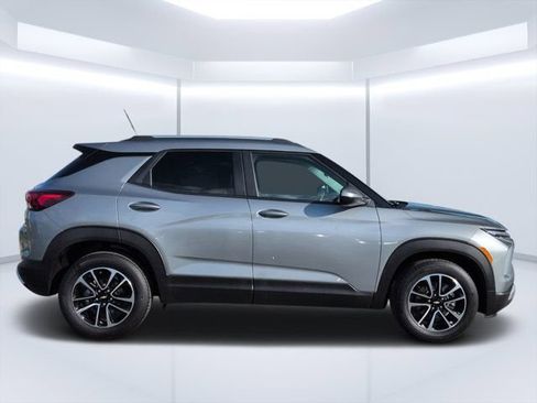 Used 2025 Chevrolet TrailBlazer LT w/ Driver Confidence Package FWD image 2