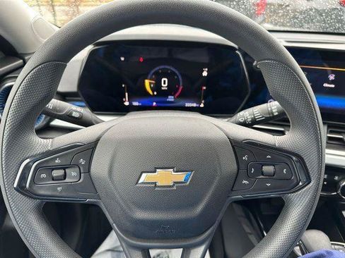 Used 2025 Chevrolet Trax LT FWD image 32