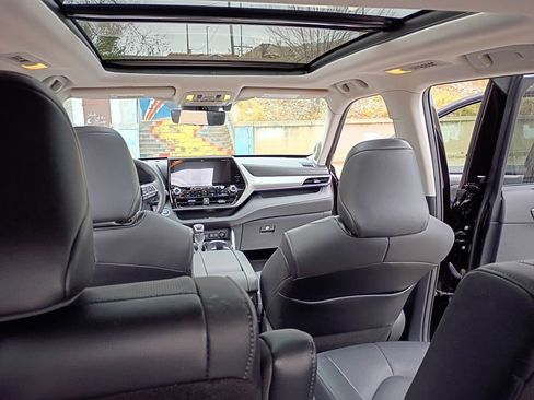 Used 2021 Toyota Highlander Platinum image 19