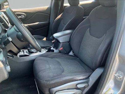 Used 2019 Jeep Cherokee Latitude w/ Popular Appearance Group FWD image 21