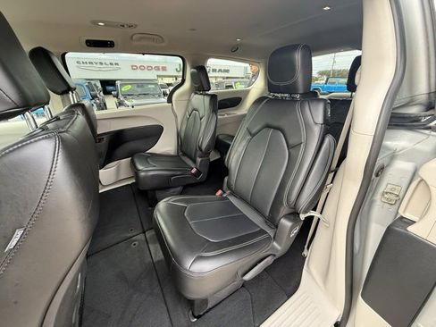 Certified 2024 Chrysler Pacifica Touring-L image 10