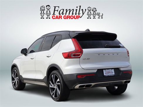 Used 2020 Volvo XC40 T4 R-Design image 3
