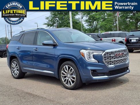 Used 2024 GMC Terrain Denali w/ Denali Premium Package AWD/4WD image 3