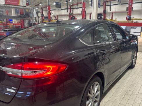 Used 2017 Ford Fusion SE w/ Fusion SE Technology Package image 6