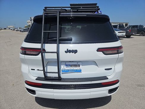 Used 2023 Jeep Grand Cherokee L Summit AWD/4WD image 6