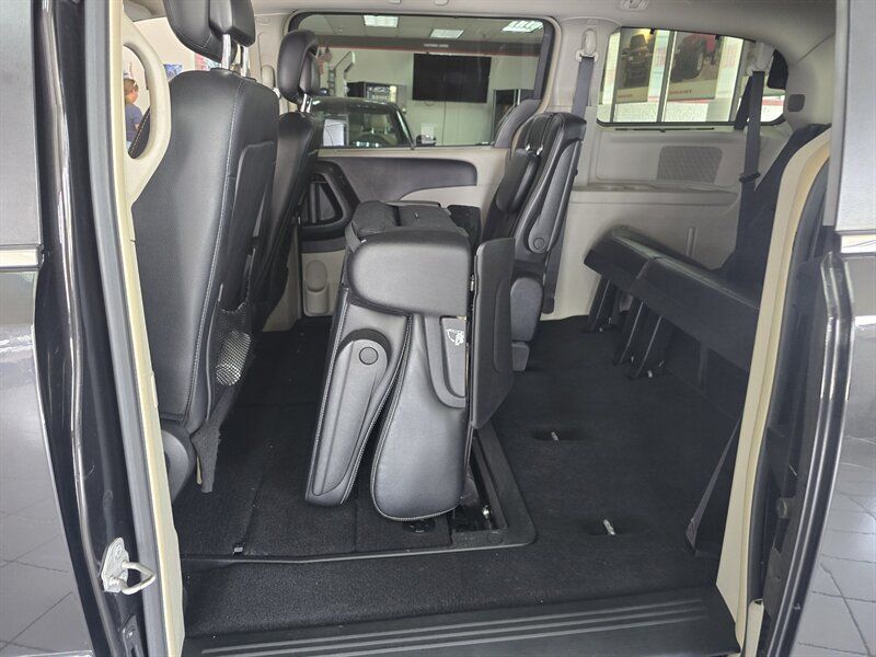 Used 2015 Chrysler Town & Country Touring w/ Driver Convenience Group FWD image 12