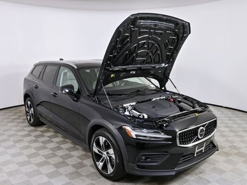 Certified 2025 Volvo V60 B5 Cross Country Plus image 32