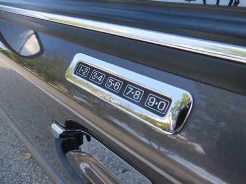 Used 1992 Lincoln Town Car Signature image 19