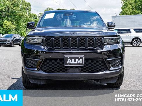 Used 2025 Jeep Grand Cherokee Altitude AWD/4WD image 9