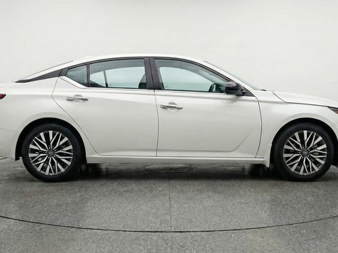 Used 2025 Nissan Altima 2.5 SV image 11