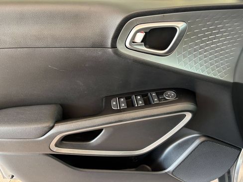 Used 2025 Kia Soul LX w/ LX Technology Package FWD image 18