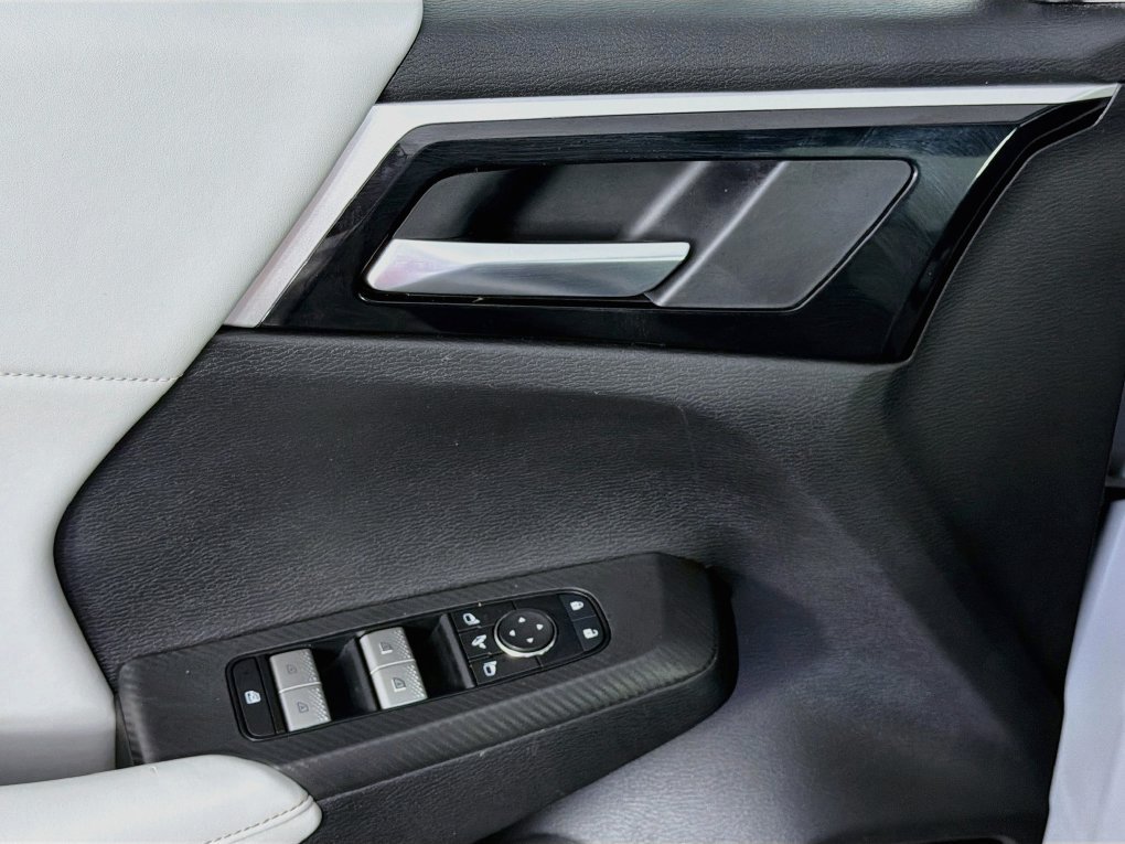 Used 2025 Mitsubishi Outlander SE FWD image 23