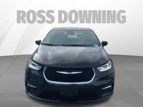 Used 2025 Chrysler Pacifica Select image 2