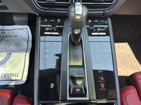 Used 2023 Porsche Macan Turbo AWD/4WD image 18