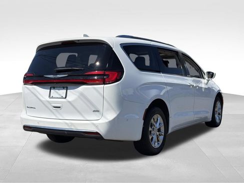 Used 2021 Chrysler Pacifica Touring-L w/ Uconnect Theater Family Group AWD/4WD image 7