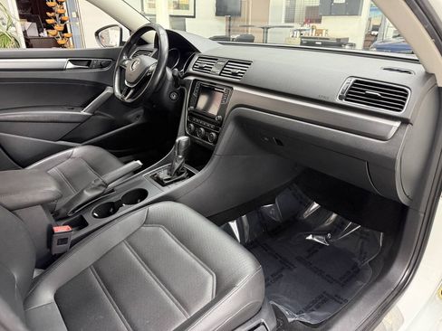 Used 2018 Volkswagen Passat 2.0T R-Line w/ R-Line Lighting Package FWD image 18