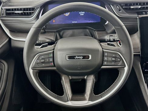 Used 2023 Jeep Grand Cherokee Limited w/ Black Appearance Package AWD/4WD image 18