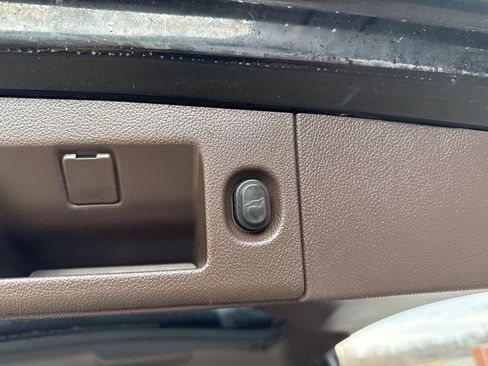 Used 2018 Chevrolet Suburban Premier image 57