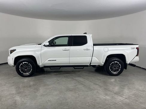 Used 2025 Toyota Tacoma TRD Sport AWD/4WD image 5