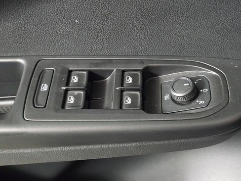 Used 2023 Volkswagen Taos SE w/ Black Wheel Package image 12