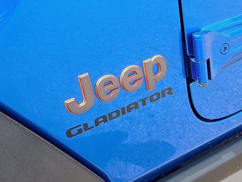 Used 2022 Jeep Gladiator Mojave w/ Trailer Tow Package AWD/4WD image 12