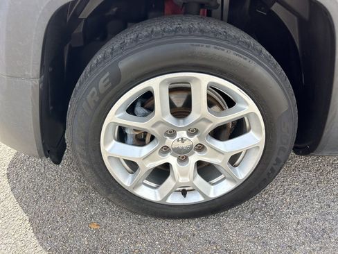 Used 2015 Jeep Renegade Latitude image 18