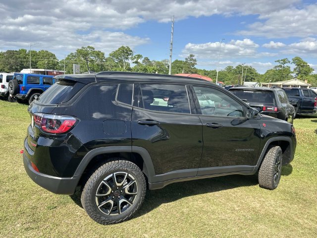 New 2026 Jeep Compass Trailhawk w/ Sun, Sound & Navigation Group AWD/4WD image 12