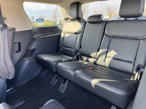 Used 2025 Ford Expedition Platinum w/ Driver's Package AWD/4WD image 32