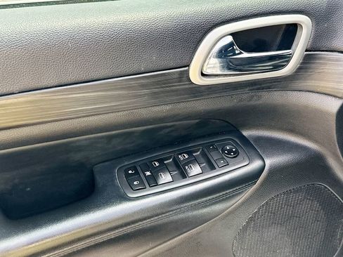 Used 2020 Jeep Grand Cherokee Laredo w/ 18" Wheel & 8.4" Radio Group AWD/4WD image 21