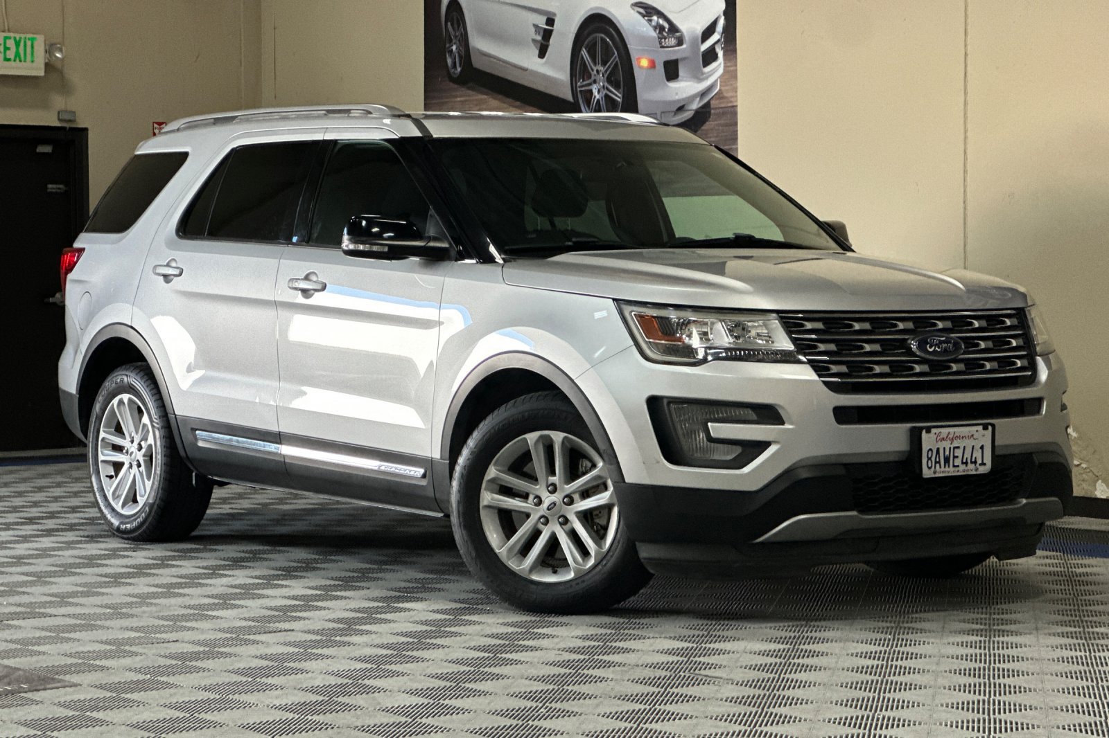 Used 2017 Ford Explorer XLT FWD image 2