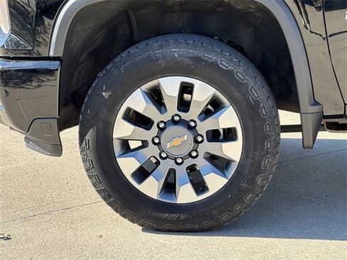 Used 2024 Chevrolet Silverado 2500 Custom w/ Custom Value Package image 9