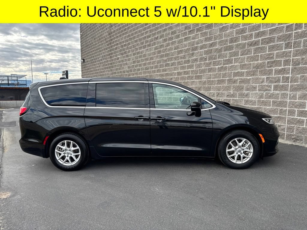 Used 2023 Chrysler Pacifica Touring-L FWD image 5