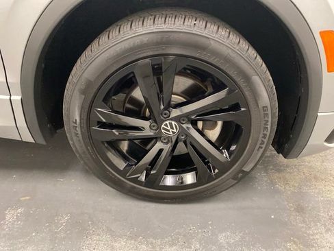 Used 2024 Volkswagen Tiguan SE R-Line AWD/4WD image 30
