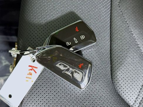 Used 2024 Volkswagen Atlas SE image 33