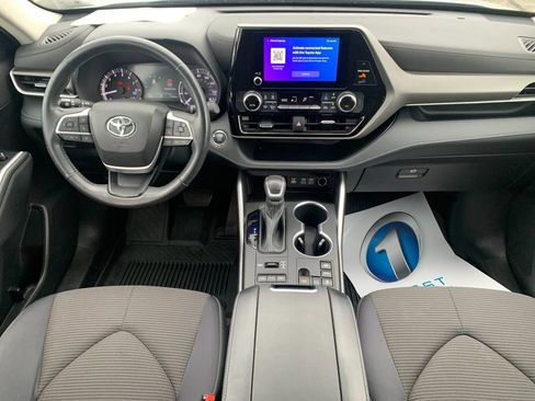 Used 2023 Toyota Highlander LE AWD/4WD image 16