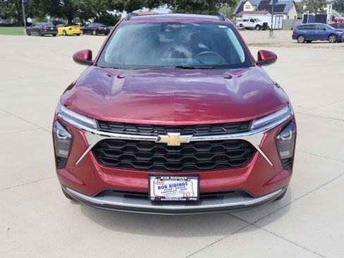 Used 2024 Chevrolet Trax LT w/ Driver Confidence Package FWD image 2