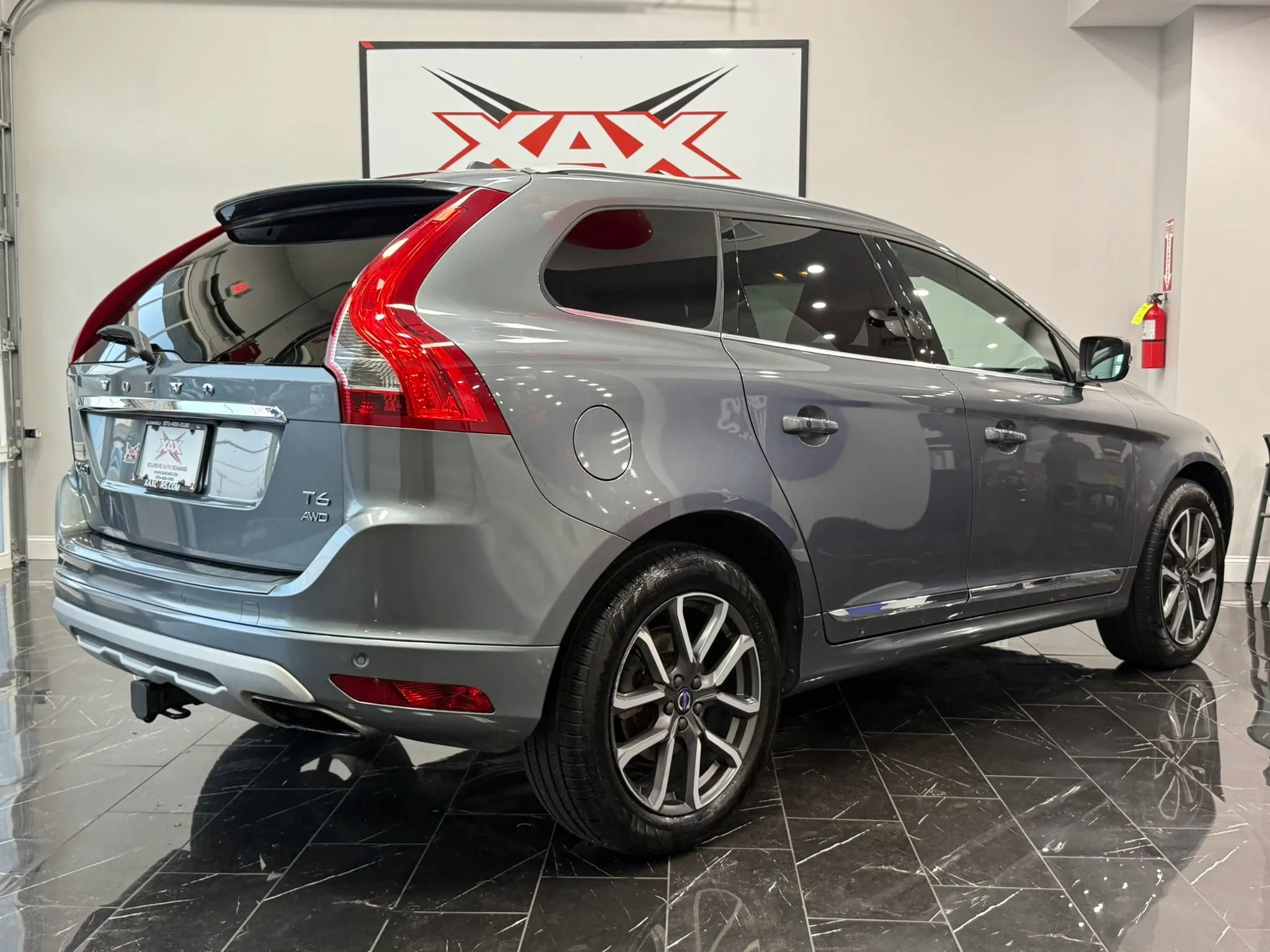 Used 2017 Volvo XC60 T6 Dynamic w/ Preferred Option Package AWD/4WD image 6