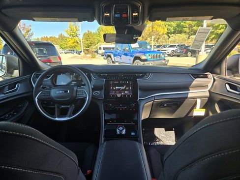 New 2025 Jeep Grand Cherokee Laredo image 31